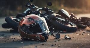 Par de adolescentes cayeron de una moto en marcha