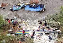 Bus cae partido a un río de Perú y deja varias personas fallecidas