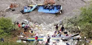 Bus cae partido a un río de Perú y deja varias personas fallecidas
