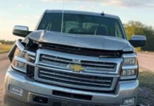 Camioneta impacta contra un poste y deja dos fallecidos