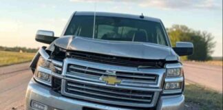 Camioneta impacta contra un poste y deja dos fallecidos