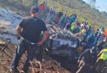 Hombre muere calcinado tras volcar su camioneta