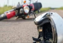 Muere joven al chocar su moto contra un poste