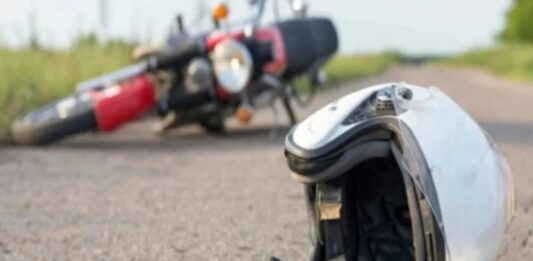 Muere joven al chocar su moto contra un poste