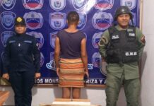 Mujer le cae a tablazos a otra en Chichiriviche