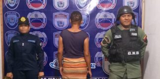 Mujer le cae a tablazos a otra en Chichiriviche