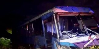 Una fallecida y 12 heridos dejó vuelco de autobús