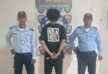 Agredió verbal y físicamente a una mujer en la vía pública