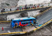 Autobús cayó a un río dejando dos muertos y 41 heridos en Perú
