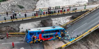Autobús cayó a un río dejando dos muertos y 41 heridos en Perú