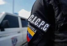 Detienen a cinco personas que cobraban en dólares por trámites