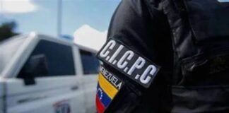 Detienen a cinco personas que cobraban en dólares por trámites