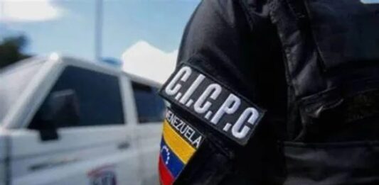 Detienen a cinco personas que cobraban en dólares por trámites