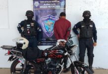 Detenido motorizado que realizaba maniobras en la vía pública