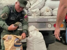 Dos hombres ocultaban 64 mil dólares en sacos de abono