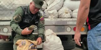 Dos hombres ocultaban 64 mil dólares en sacos de abono