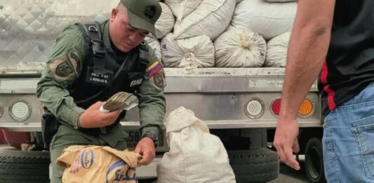 Dos hombres ocultaban 64 mil dólares en sacos de abono