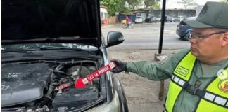 Llevaban 9 kilos de cocaína metidos en la batería del carro