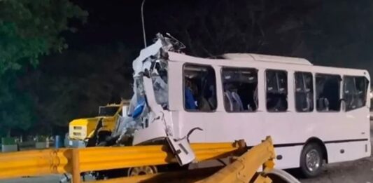 Un fallecido y nueve lesionados tras choque de una encava