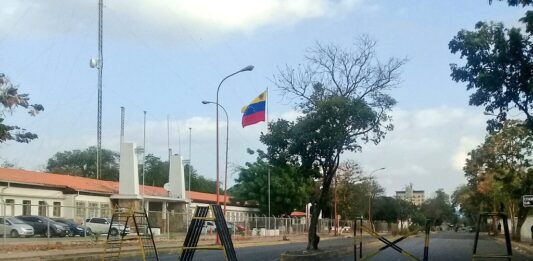 Lesionado mototaxista al colisionar con un camión volteo en Coro