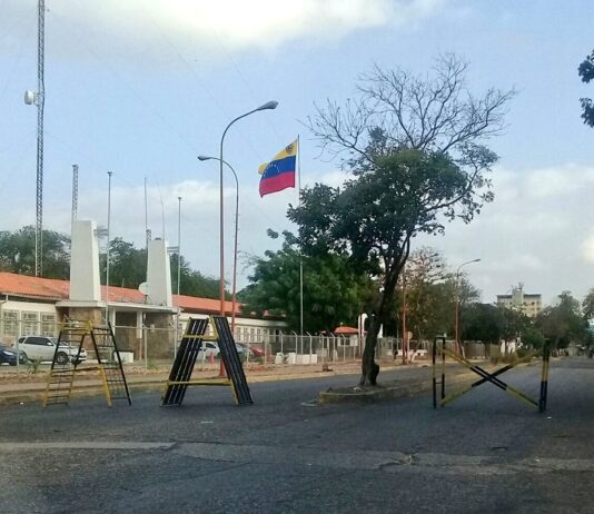 Lesionado mototaxista al colisionar con un camión volteo en Coro