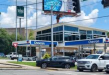 Donald Trump da 30 días para salida de petrolera Chevron de Venezuela