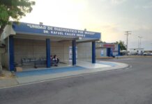 Funcionario policial esquivó un perro y perdió el control de la moto