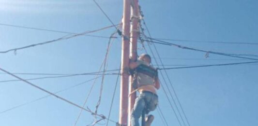 Hombre pierde el conocimiento sobre un poste del alumbrado público