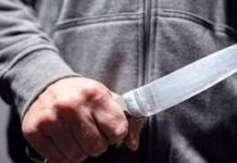 Le cortan la cara a un preso en Coro