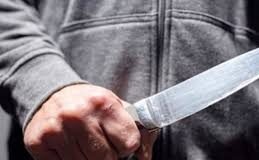 Le cortan la cara a un preso en Coro