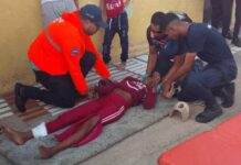 Le dan con un tubo por la cabeza y piernas a una mujer en Punto Fijo