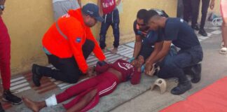 Le dan con un tubo por la cabeza y piernas a una mujer en Punto Fijo