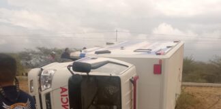 Ambulancia esquivó un chivo y volcó en Santa Rita