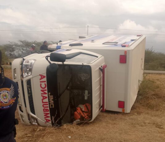 Ambulancia esquivó un chivo y volcó en Santa Rita