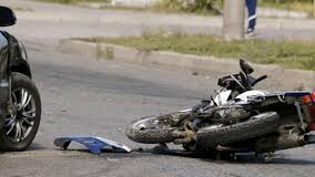 Dos lesionados por deslizamiento de moto en la Redoma de Los Taques