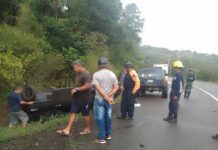 Dos mujeres y un hombre pasaron tremendo susto en vuelco de vehículo