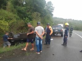 Dos mujeres y un hombre pasaron tremendo susto en vuelco de vehículo