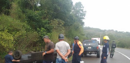 Dos mujeres y un hombre pasaron tremendo susto en vuelco de vehículo