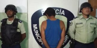 Le cayó a palos a su pareja porque estaba en la calle