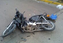 Dos pescadores lesionados por deslizamiento de moto