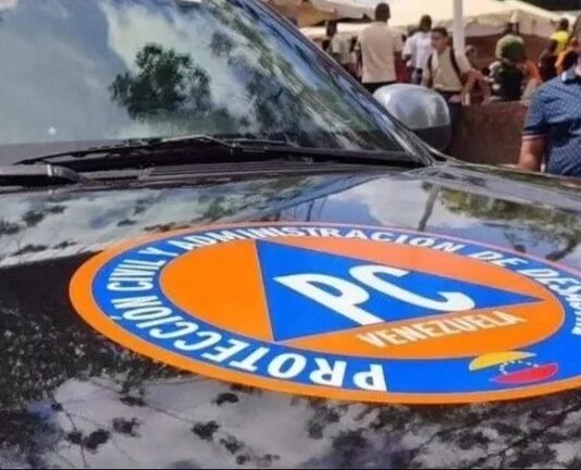 Mueren dos mujeres en vuelco de camioneta