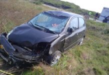 Jovenes protagonizan vuelco de vehículo en Tacuato