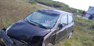 Jovenes protagonizan vuelco de vehículo en Tacuato