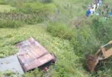 Camioneta con pasajeros cayó en un río