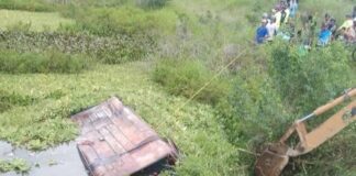 Camioneta con pasajeros cayó en un río