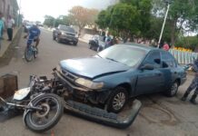 Dos lesionados deja colisión entre moto y carro en Pueblo Nuevo