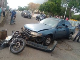 Dos lesionados deja colisión entre moto y carro en Pueblo Nuevo