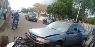 Dos lesionados deja colisión entre moto y carro en Pueblo Nuevo