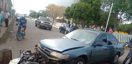Dos lesionados deja colisión entre moto y carro en Pueblo Nuevo
