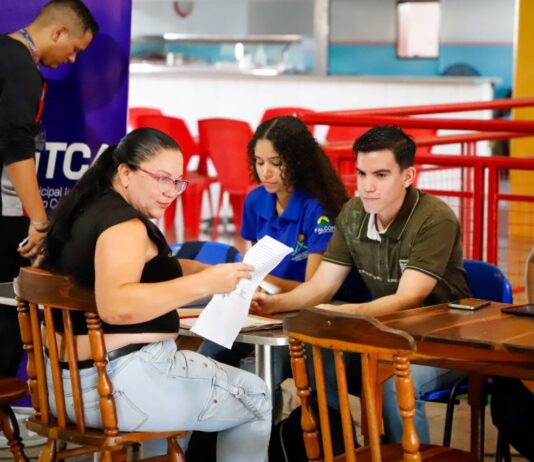 Emprendedores del Mercado Municipal son atendidos en materia tributaria